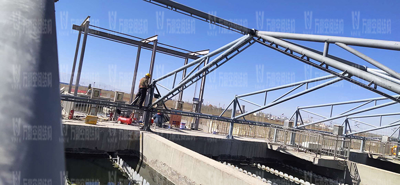 格爾木工業園昆侖工業區工業污水廠污水池保溫膜結構工程位于海西蒙古族藏族自治州格爾木市，此項目是國內首個ETFE膜結構污水池加蓋工程。   該工程主要建設格爾木工業園昆侖工業區工業污水處理廠首期2.5萬立方米/天工程二沉池、水解酸化池和預沉池池體保溫膜結構安裝。項目用鋼量230噸，膜結構展開面積5000平米。    目前，預沉池和酸化水解池鋼結構已完成，油漆已完成。二沉池基柱加焊，鋼架焊接中。    期待整個工程的完工，來領略它別致的風采。