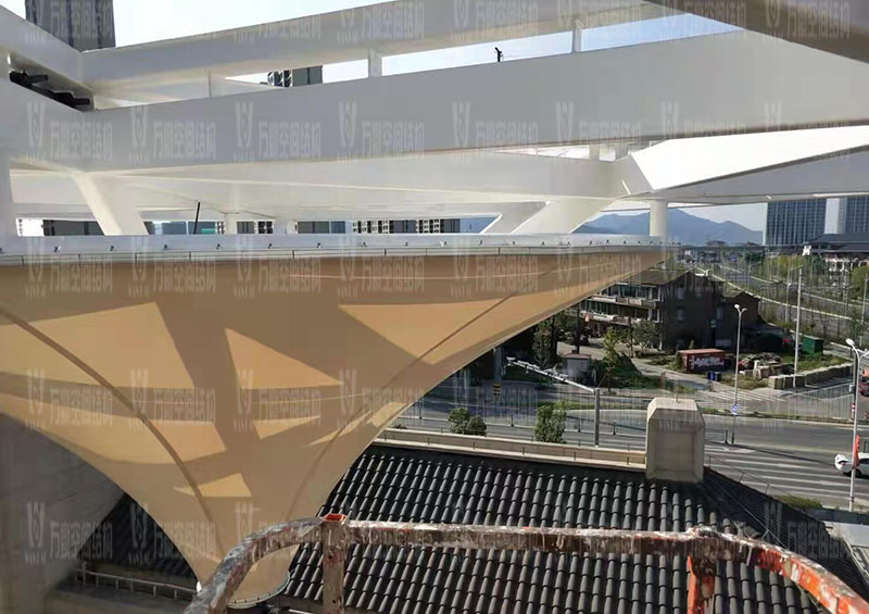 臺州大板橋ETFE氣枕天幕項目膜結構安裝中