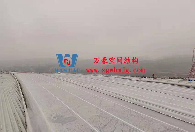 重慶龍興足球場ETFE屋面膜結構工程屋面鋼結構完成，膜結構安裝中
