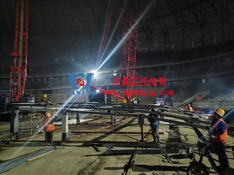 重慶龍興足球場ETFE屋面膜結構工程屋面鋼結構完成，膜結構安裝中