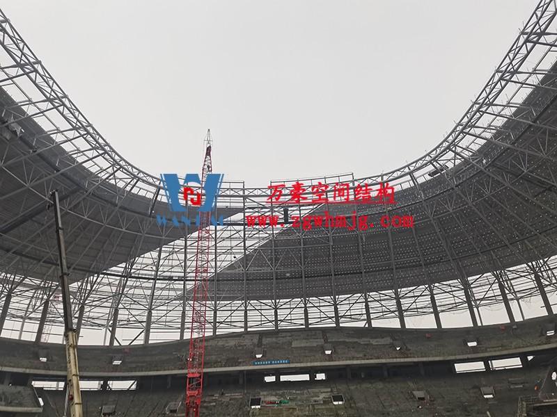 重慶龍興足球場ETFE屋面膜結構工程屋面鋼結構完成，膜結構安裝中
