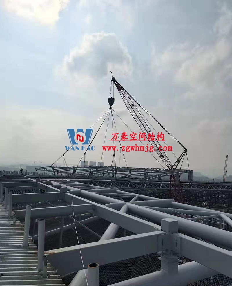 重慶龍興足球場ETFE屋面膜結構工程屋面鋼結構完成，膜結構安裝中
