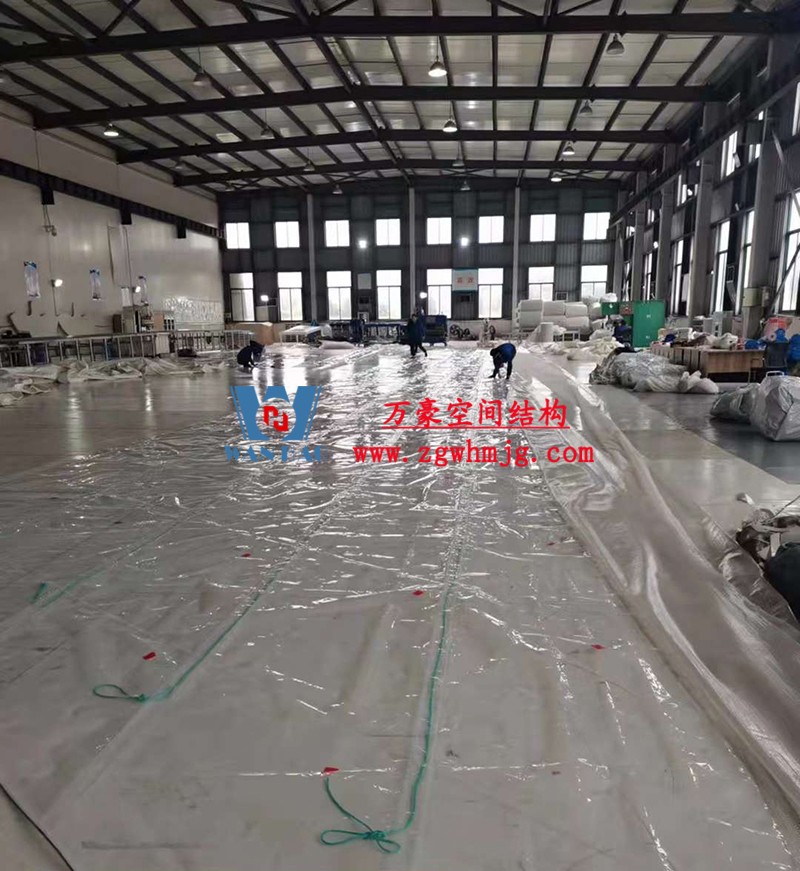 重慶龍興足球場ETFE屋面膜結構工程屋面鋼結構完成，膜結構安裝中
