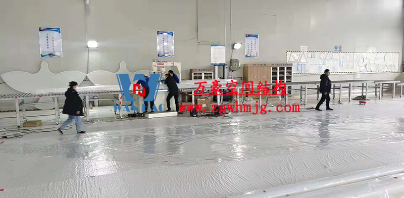 重慶龍興足球場ETFE屋面膜結構工程屋面鋼結構完成，膜結構安裝中