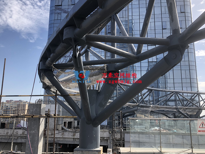 明宇廣場(chǎng)6號(hào)地塊商業(yè)（萬(wàn)達(dá)廣場(chǎng)）改造項(xiàng)目鋼膜結(jié)構(gòu)ETFE蓋頂天幕工程進(jìn)入鋼結(jié)構(gòu)吊裝階段