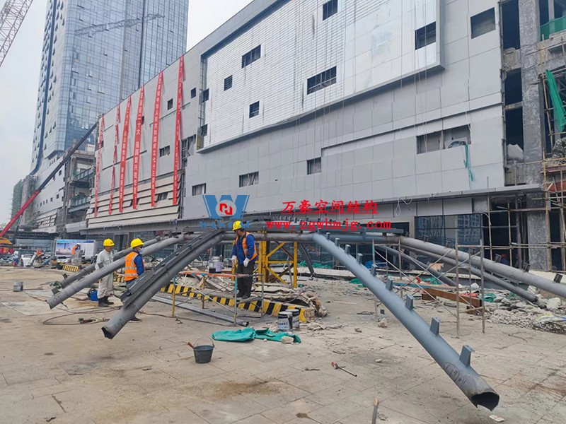 明宇廣場(chǎng)6號(hào)地塊商業(yè)（萬(wàn)達(dá)廣場(chǎng)）改造項(xiàng)目鋼膜結(jié)構(gòu)ETFE蓋頂天幕工程進(jìn)入鋼結(jié)構(gòu)吊裝階段