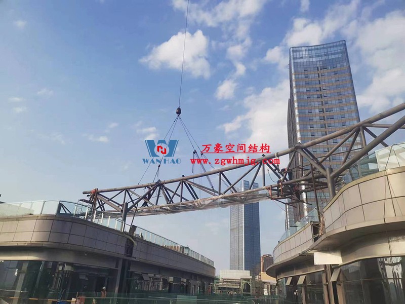 明宇廣場(chǎng)6號(hào)地塊商業(yè)（萬(wàn)達(dá)廣場(chǎng)）改造項(xiàng)目鋼膜結(jié)構(gòu)ETFE蓋頂天幕工程進(jìn)入鋼結(jié)構(gòu)吊裝階段