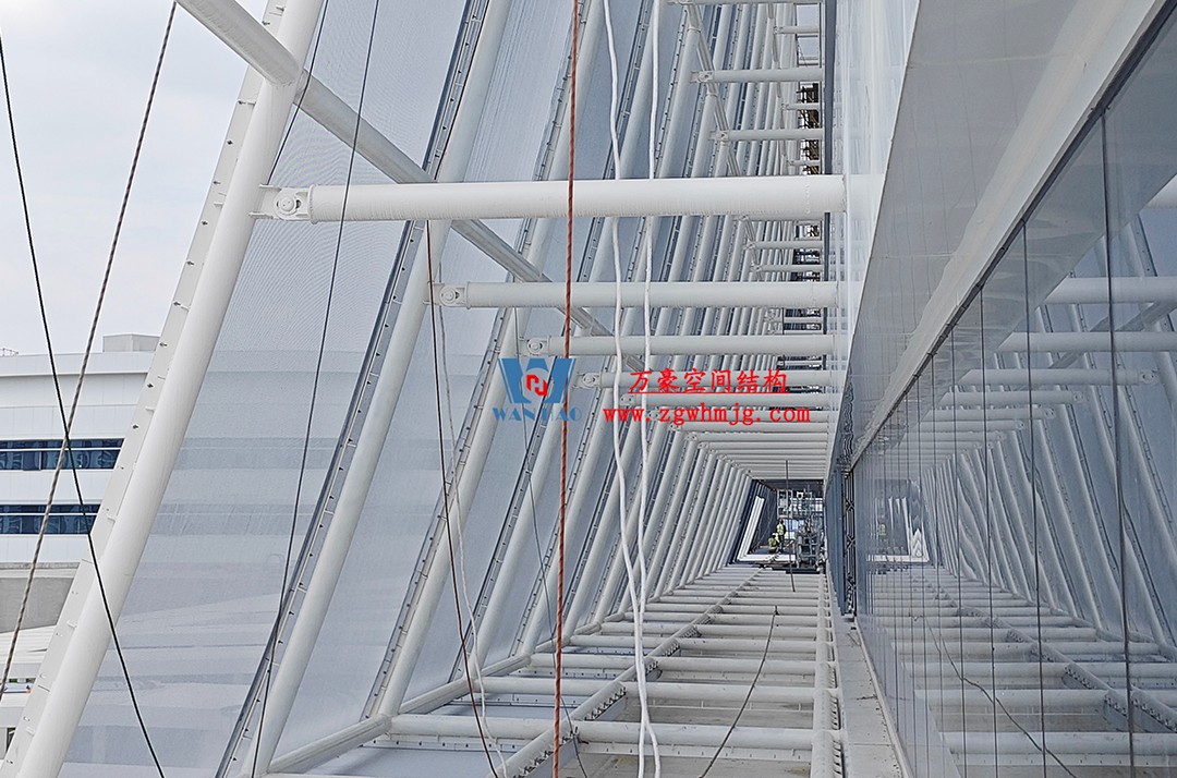 聚焦工程高質(zhì)量建設(shè)，這個(gè)網(wǎng)格織物幕墻正在施工安裝中
